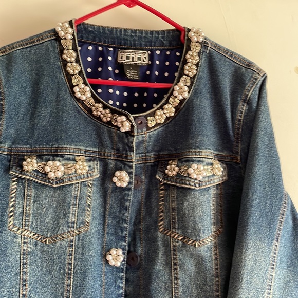 Fabulous jean jacket w pearl accents on collar/cuffs/buttons/pockets. Size L - Picture 2 of 4
